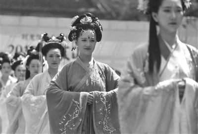 汉服年销售额超过10亿元！中国风引潮流，带火了一批行业